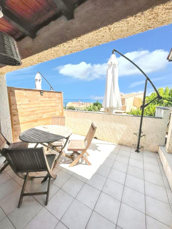 Μπαλκόνι ή βεράντα στο Charmant studio à Linguizzetta 23 m² avec terrasse privative
