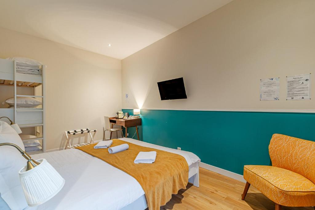 Guest house - Family Room With Private Bathroom