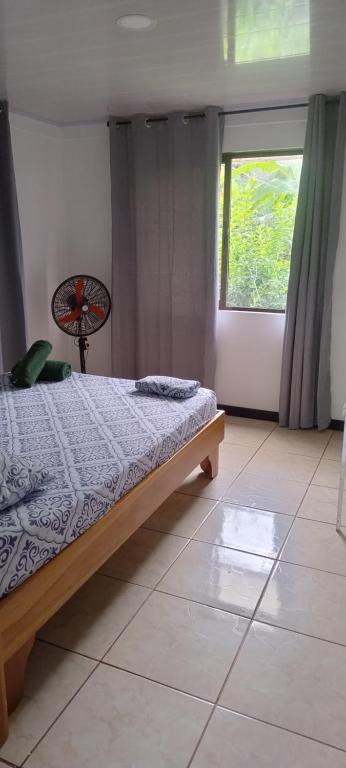 Postel nebo postele na pokoji v ubytování Cabinas Los Tucanes