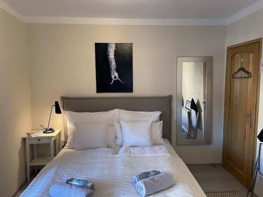 una camera da letto con un letto con due asciugamani sopra di KLARA Hopper Apartment, old town house, SEA VIEW a Stari Grad (Cittavecchia)