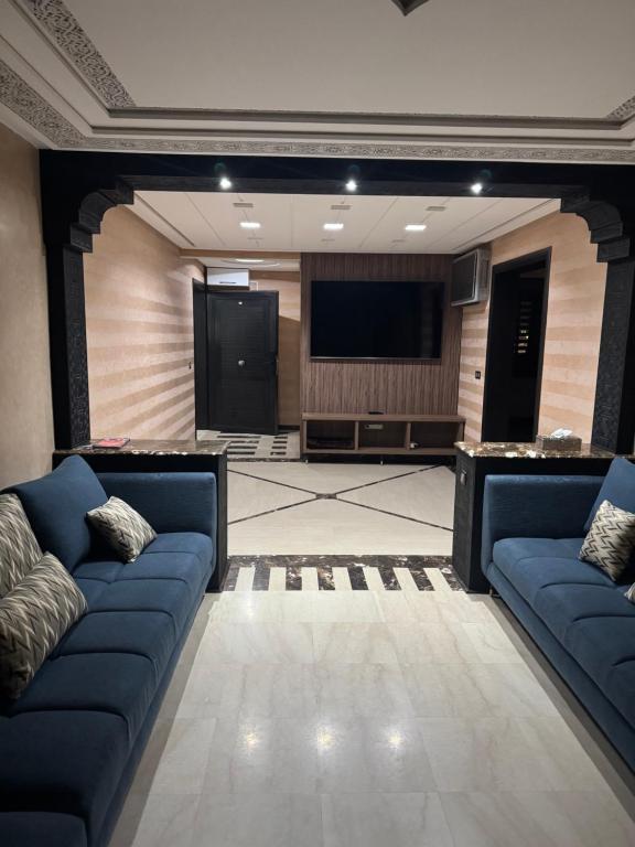 Una sala de estar con sofás y un televisor de pantalla plana. en Sérénité & Confort - Agadir, en Agadir