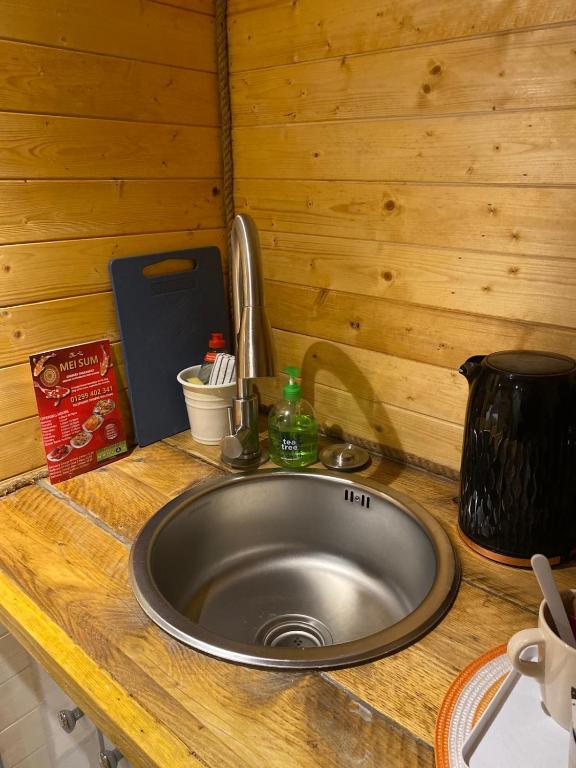Kuchyň nebo kuchyňský kout v ubytování Crabmill glamping bewdley