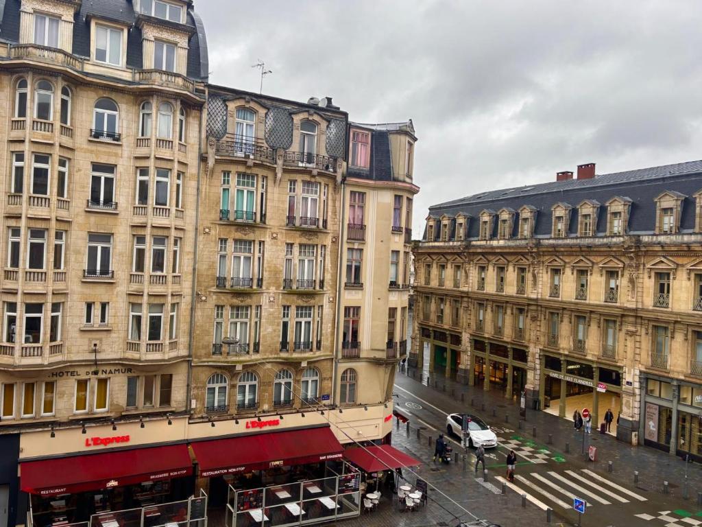 un groupe de bâtiments dans une ville avec une rue dans l'établissement Cocon avec vue imprenable - Face Gare Lille Flandres 4 PERS, à Lille