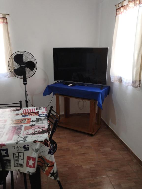 TV a/nebo společenská místnost v ubytování Cabaña La Angostura