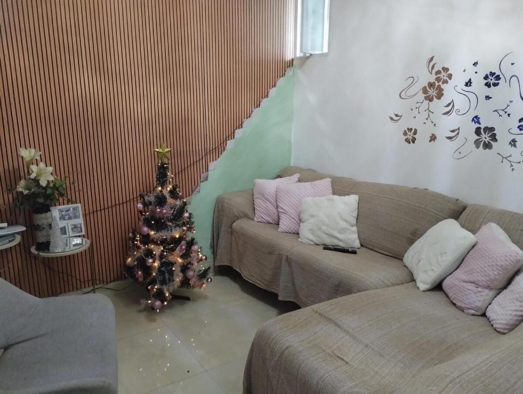 Una sala de estar con un árbol de Navidad y un sofá. en Casa de praia VIP madre de Deus espaço inteiro térreo, en Madre de Deus