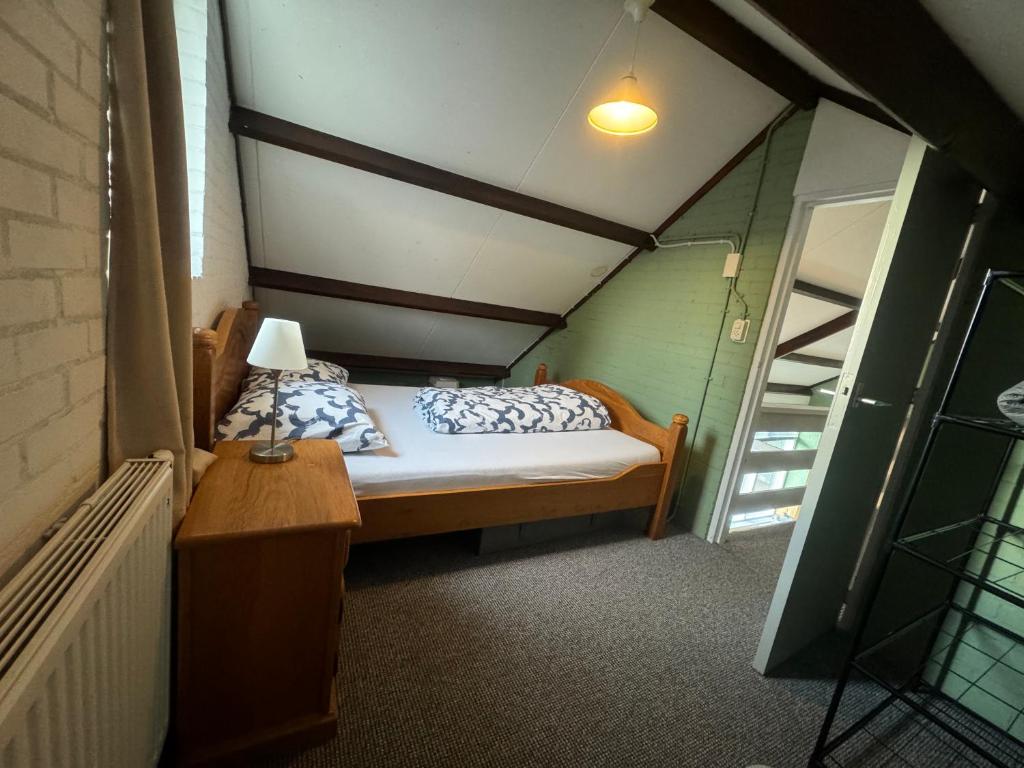 Postel nebo postele na pokoji v ubytování 5 persoons vakantiewoning Robbenoort 50 Lauwersoog