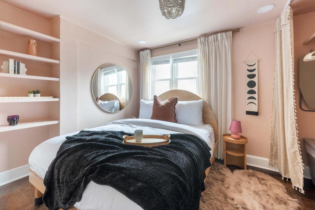 Un dormitorio con una cama grande y un espejo. en Druid Dazzle, en Atlanta