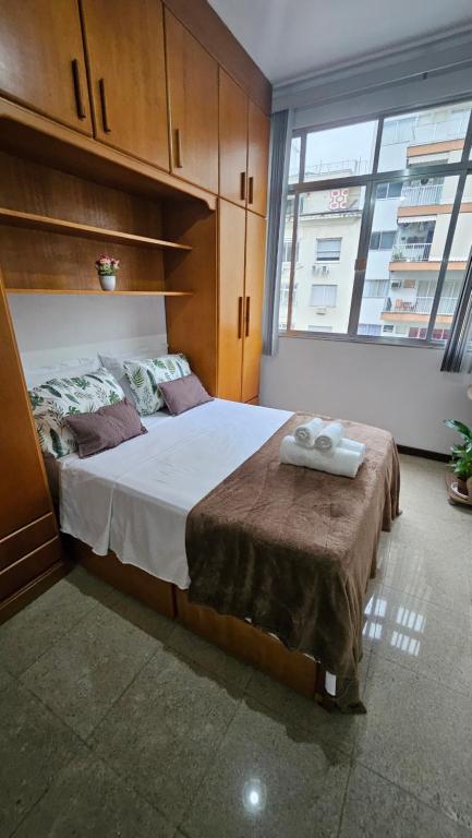 Postel nebo postele na pokoji v ubytování Copacabana Beach Studio