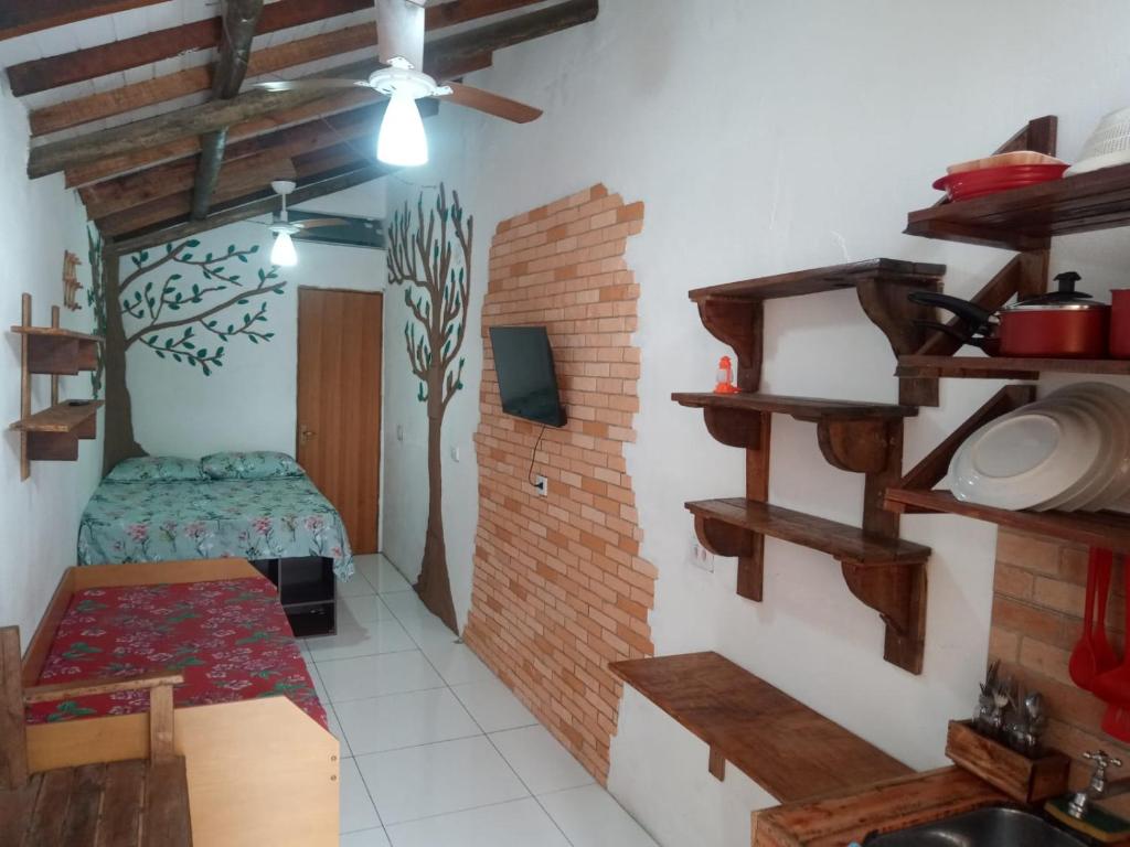 a room with a sink and a room with a bed at Chale proximo a praia in Ilhabela