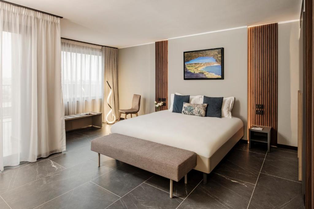 Postel nebo postele na pokoji v ubytování Isabella Suites