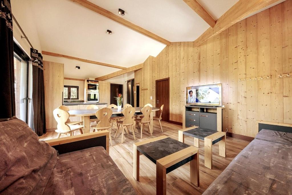 un salon avec un canapé et une table dans l'établissement Oxalis, à Morillon