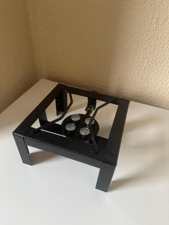 Un control remoto que se encuentra en un estante junto a una pared. en Ap martins, en Sobral