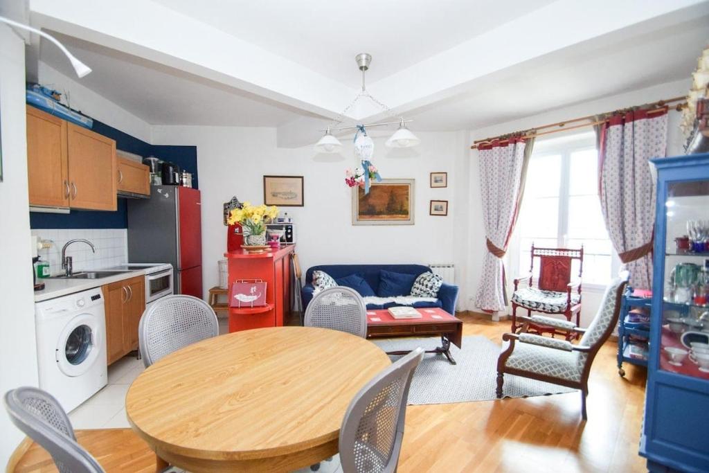 une cuisine et un salon avec une table et des chaises dans l'établissement Top apt 4 pers Intra-Muros nearby beach, à Saint-Malo