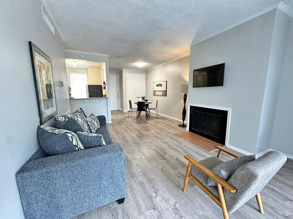 TV a/nebo společenská místnost v ubytování Humble Apartment in Houston Getaway Prime Bay Area Location