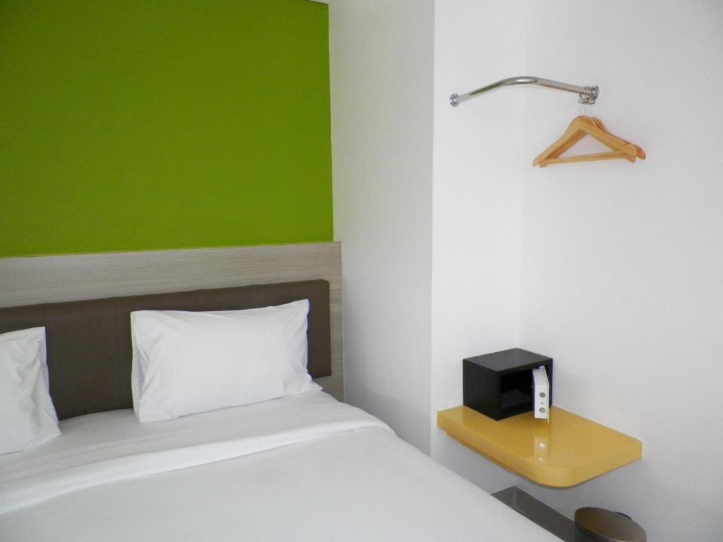 Postel nebo postele na pokoji v ubytování Amaris Hotel Malioboro - Jogja