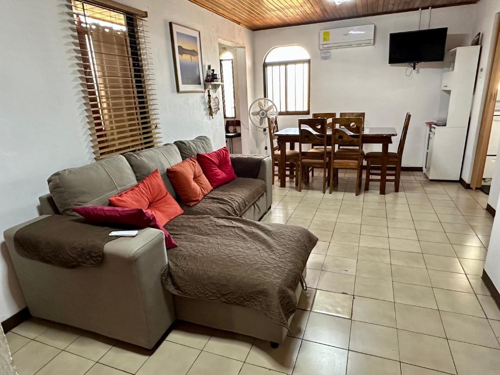 Posezení v ubytování Apartment 10 minutes by the SJO airport -