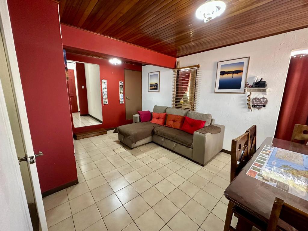 Posezení v ubytování Apartment 10 minutes by the SJO airport -