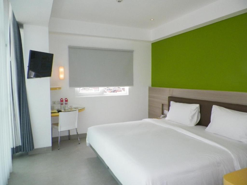 Postel nebo postele na pokoji v ubytování Amaris Hotel Malioboro - Jogja
