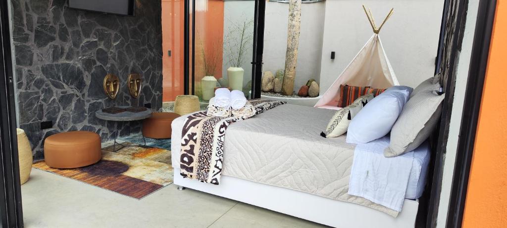 una camera da letto con un letto con cuscini di Glamping Raíces a Manizales