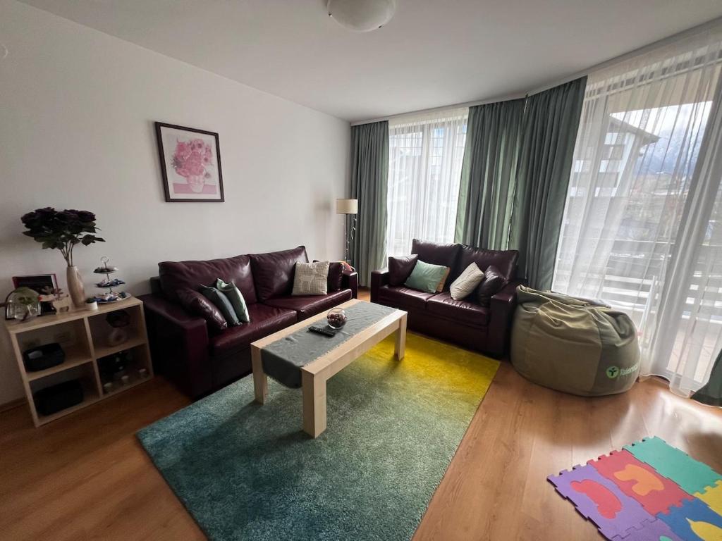 ein Wohnzimmer mit einer Couch und einem Couchtisch in der Unterkunft Bansko Aspen Relax & Chill in Bansko