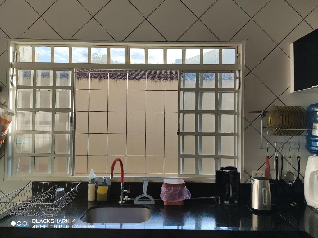Kuchyň nebo kuchyňský kout v ubytování Casa Térrea 3 quartos, sendo 1 suíte Maringá