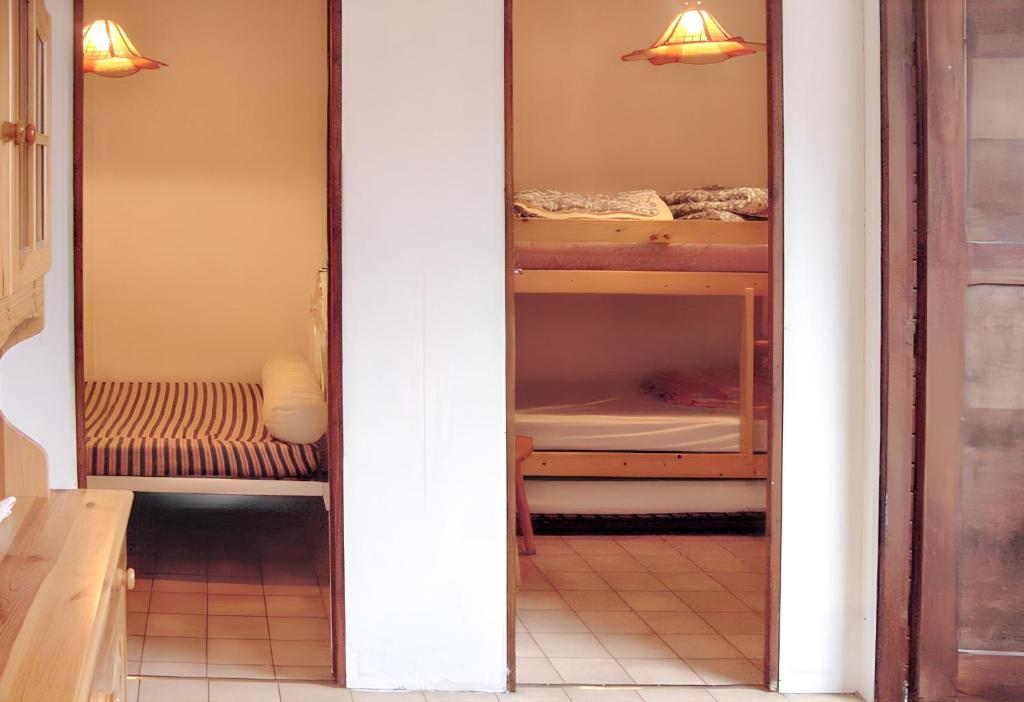 a room with a closet with shelves at Bungalow confortable à Escaro avec piscine partagée in Escaro