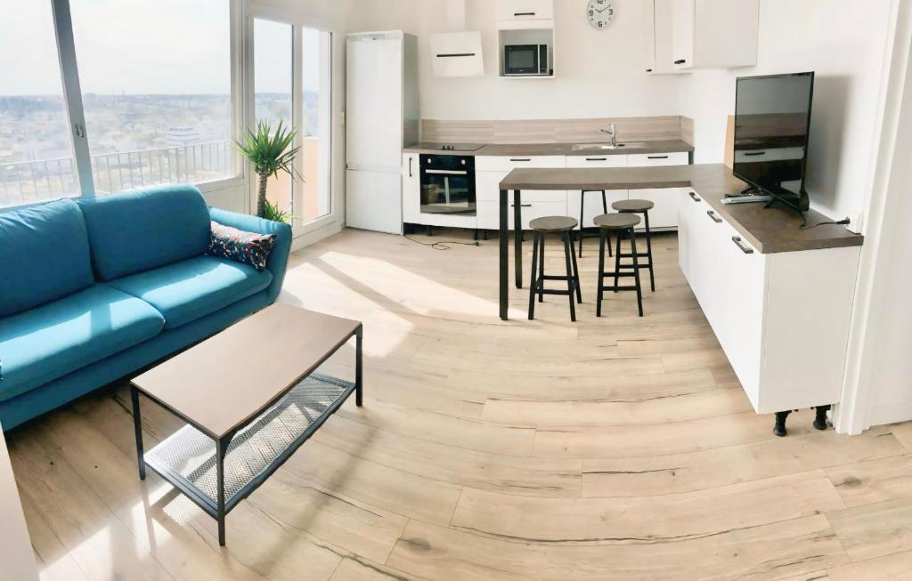 un salon avec un canapé bleu et une cuisine dans l'établissement Chambre PRIVÉE dans Appartement PARTAGÉ - Résidence Palmer - Balcon - Tram A - REF P8, à Cenon