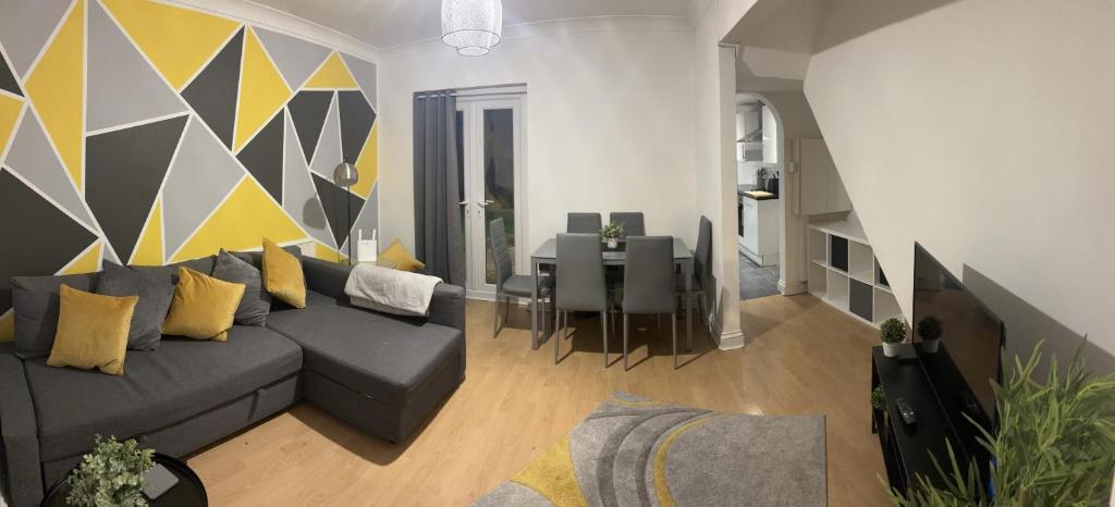 Телевизор и/или развлекательный центр в Urban Living - 2 beds apartment, driveway parking, centrally located!!