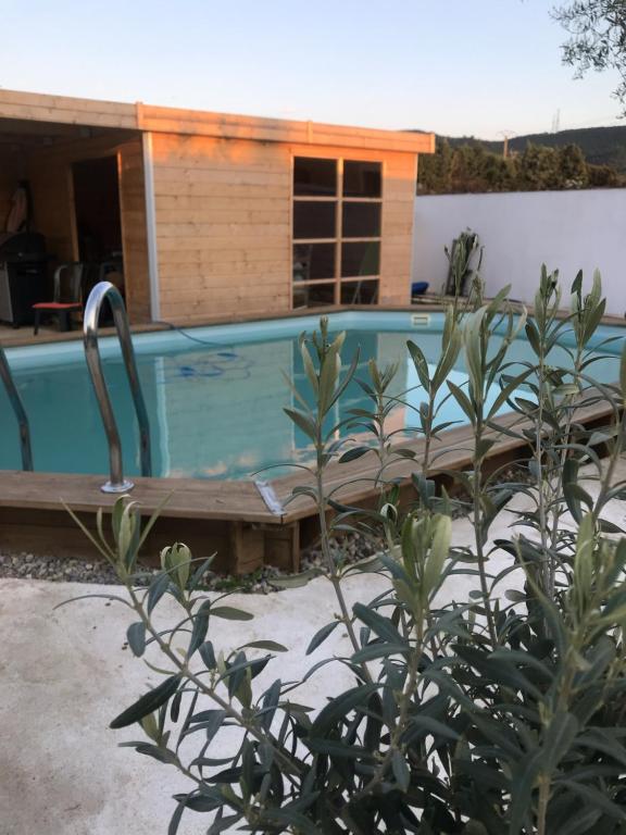 une piscine devant une maison dans l'établissement Villa Soleil et Sérénité, à Vénéjan