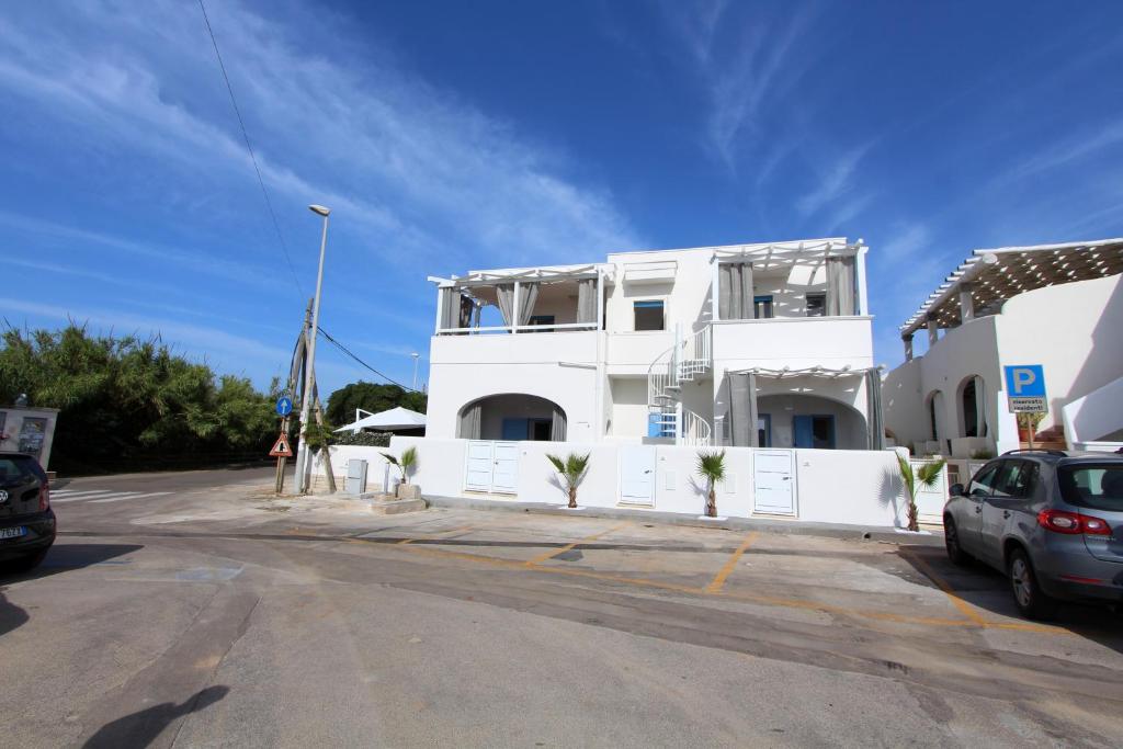a white house on the side of a street at Mediterranea in Marina di Pescoluse
