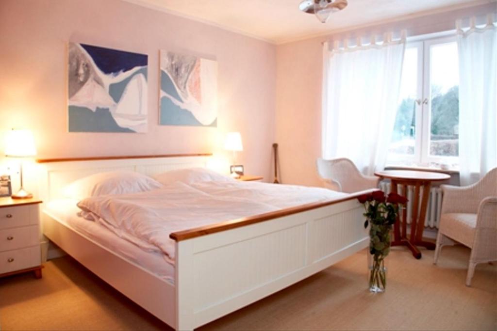 Postel nebo postele na pokoji v ubytování Strandhaus Edersee Nr 12 - Kaminzimmer, Seeblick, Badestrand, Seeterrasse