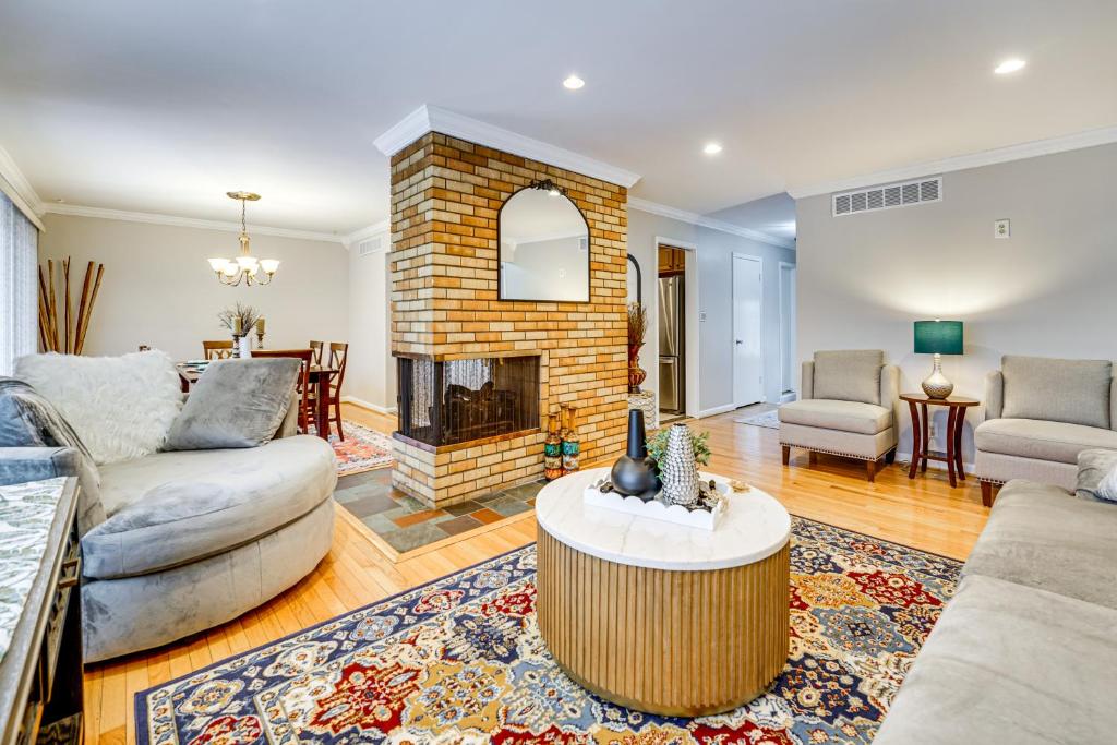 Χώρος καθιστικού στο Fire Pit and Yard Family Home in Farmington Hills!
