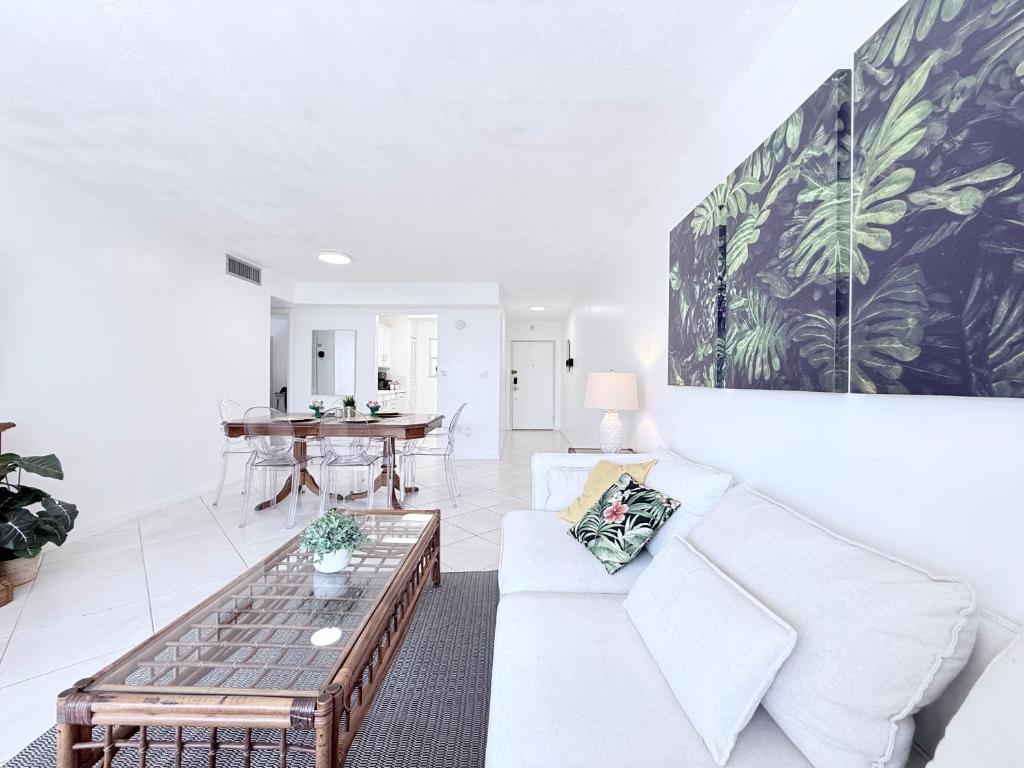 Χώρος καθιστικού στο Le Cartier Sunny Isles Ocean Paradise