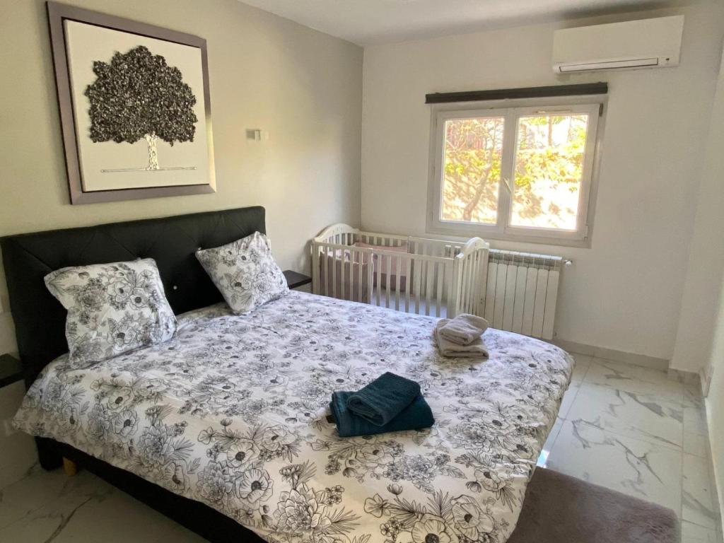 Ένα ή περισσότερα κρεβάτια σε δωμάτιο στο Bas de villa composée d'un 3 pièces et d'un studio avec piscine privée