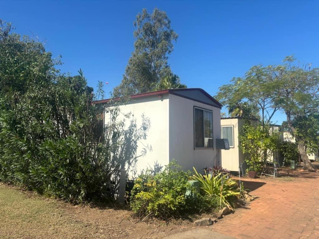Κήπος έξω από το Longreach Caravan and Cabin Park