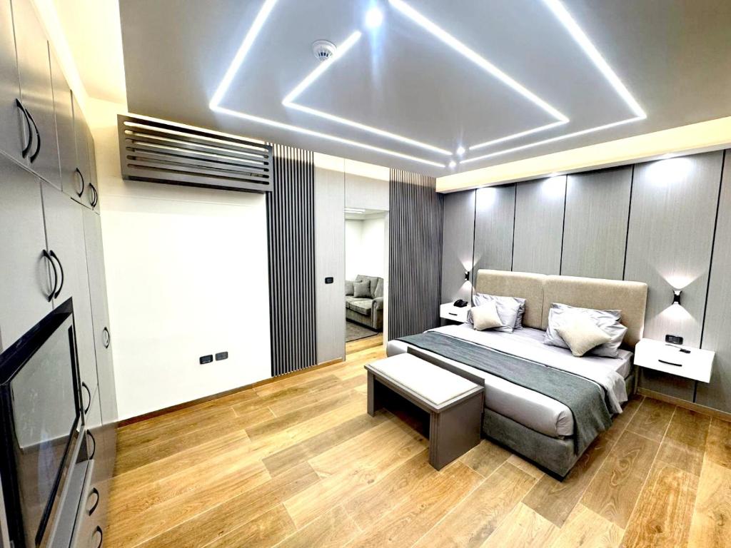 Postel nebo postele na pokoji v ubytování Queens Suite Hotel