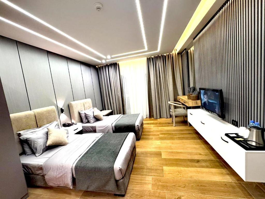 TV a/nebo společenská místnost v ubytování Queens Suite Hotel