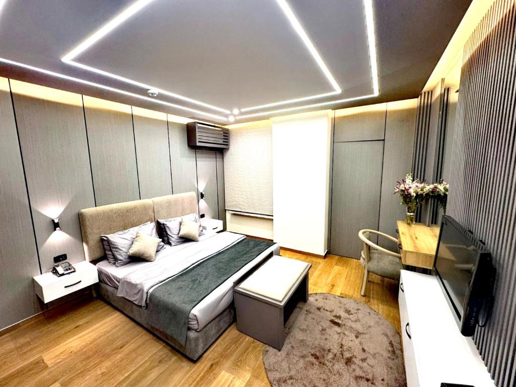 Postel nebo postele na pokoji v ubytování Queens Suite Hotel