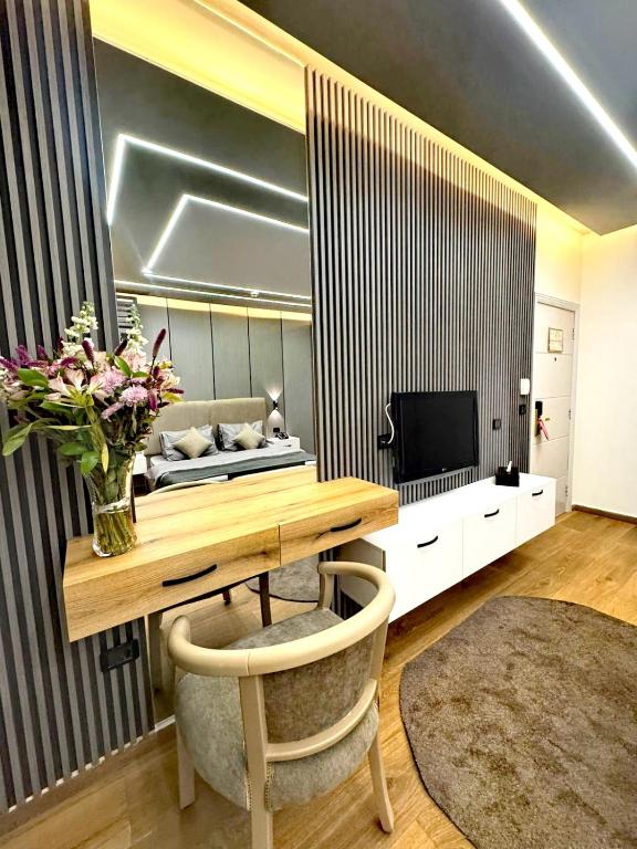 TV a/nebo společenská místnost v ubytování Queens Suite Hotel