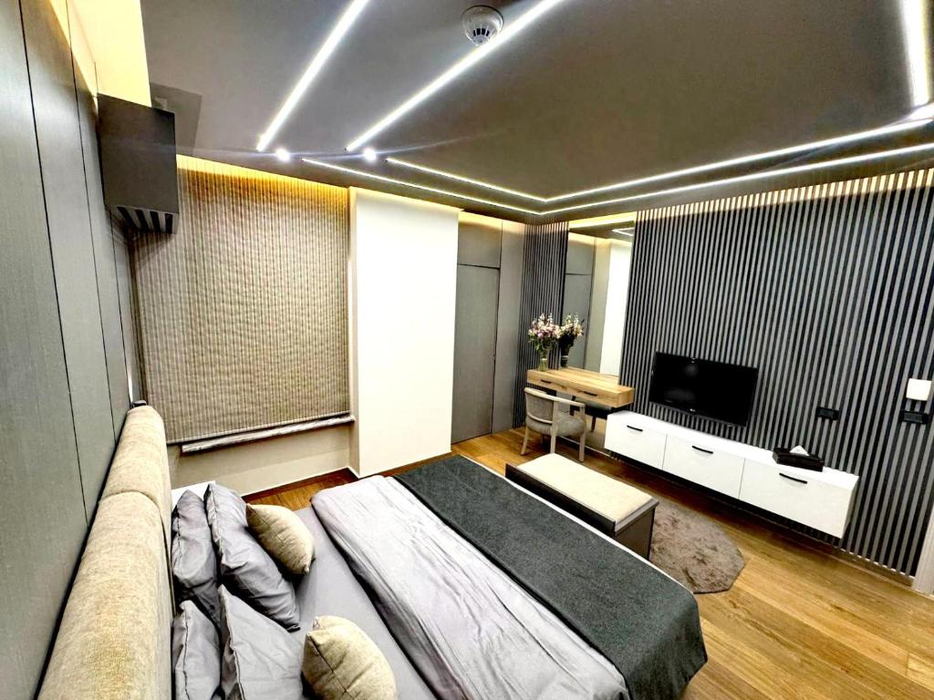 TV a/nebo společenská místnost v ubytování Queens Suite Hotel