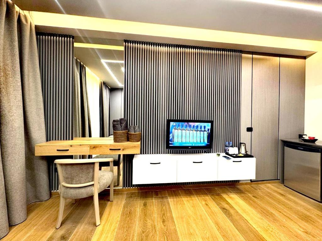 TV a/nebo společenská místnost v ubytování Queens Suite Hotel