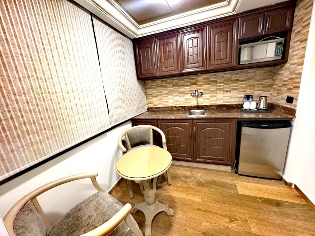 Kuchyň nebo kuchyňský kout v ubytování Queens Suite Hotel