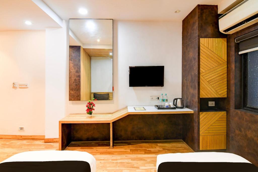 TV a/nebo společenská místnost v ubytování Super Collection O VIP Road Formerly Hotel Heritage
