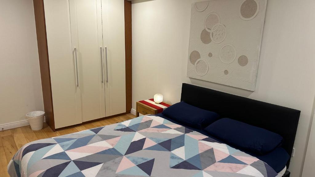 Postel nebo postele na pokoji v ubytování Cozy Room in Modern Apartment - Perfect Location