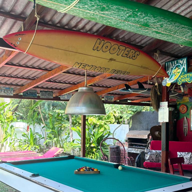 un tavolo da biliardo con una tavola da surf sopra di esso di Casa Bastin a Puerto Escondido