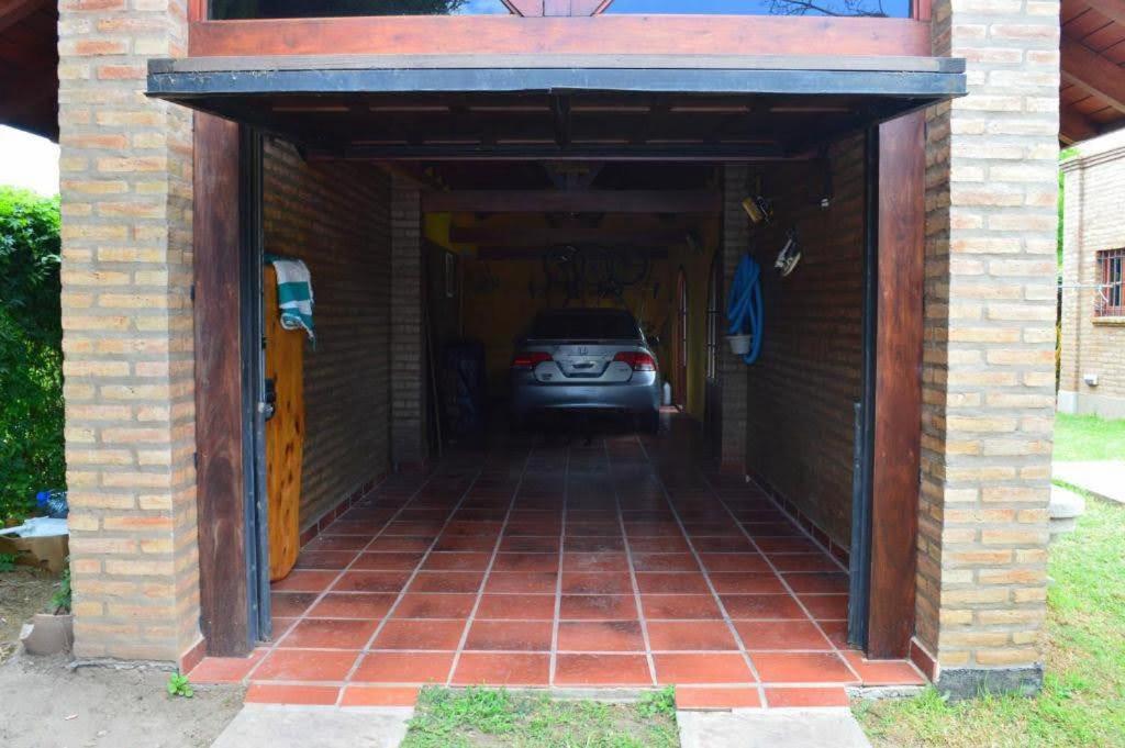 un garaje con un coche aparcado en él en Casa Fabiana, en Villa Carlos Paz