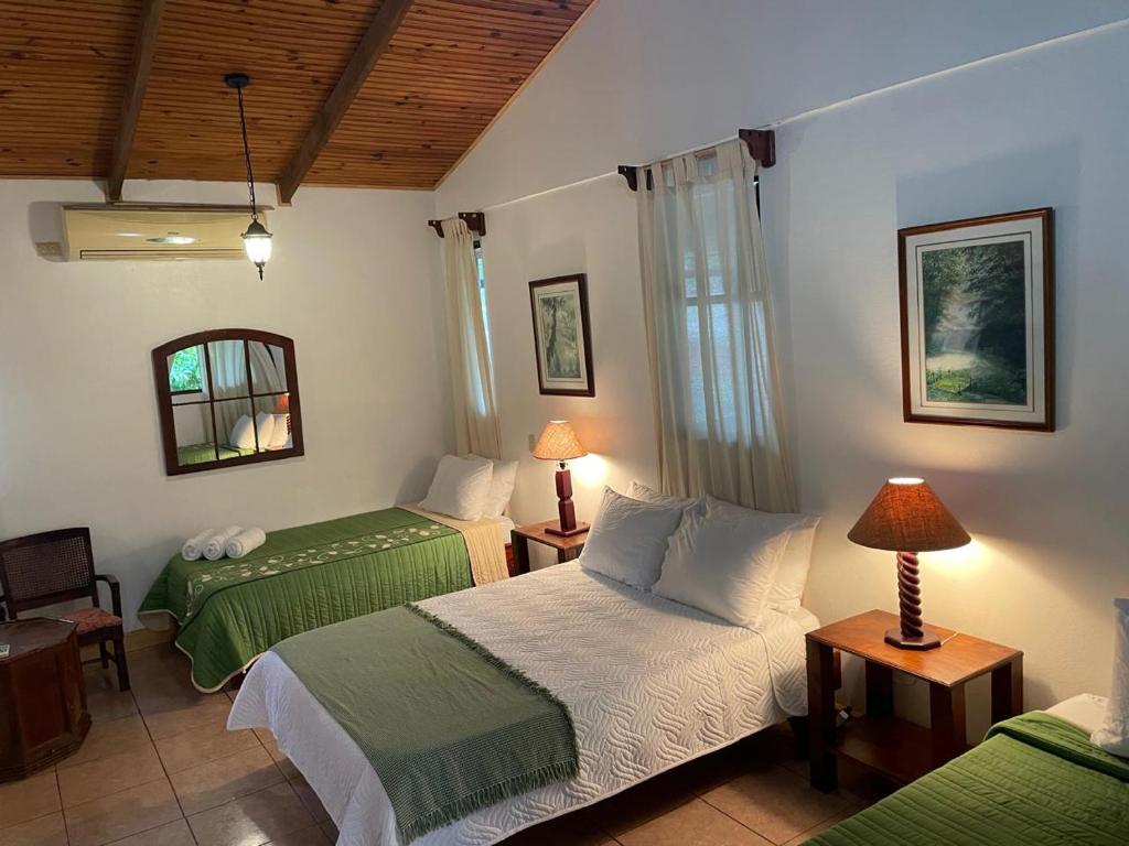Postel nebo postele na pokoji v ubytování Kakao Lodge & Garden Río Celeste