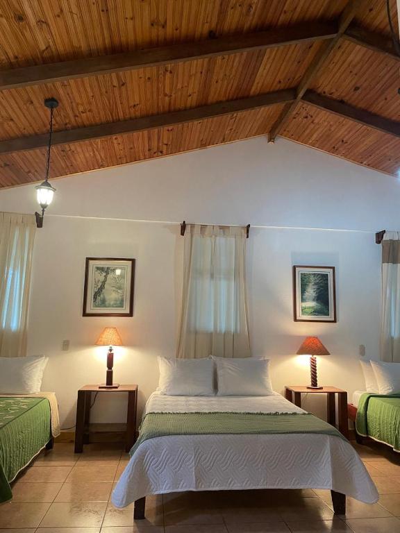 Postel nebo postele na pokoji v ubytování Kakao Lodge & Garden Río Celeste
