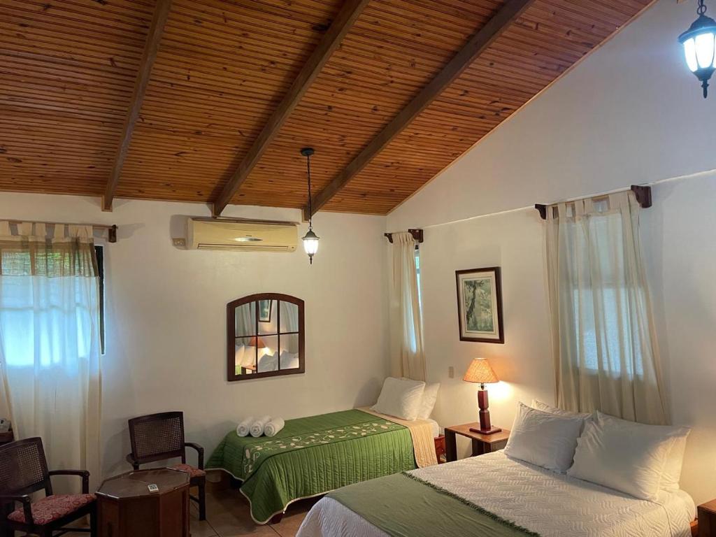 Postel nebo postele na pokoji v ubytování Kakao Lodge & Garden Río Celeste
