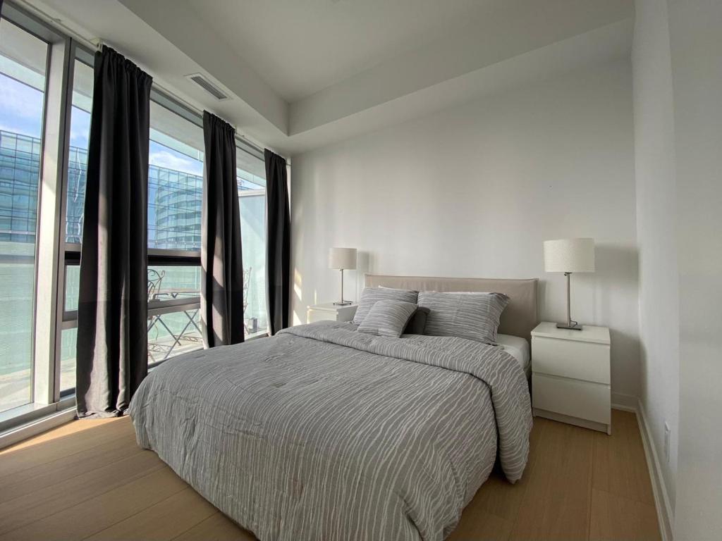 Postel nebo postele na pokoji v ubytování Downtown Deluxe Suite